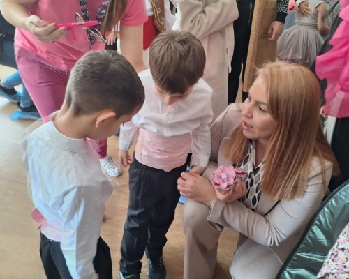 В Деня на розовата фланелка Изпълнителният директор на Агенцията за социално подпомагане гостува на Детска градина „Щастливо детство“