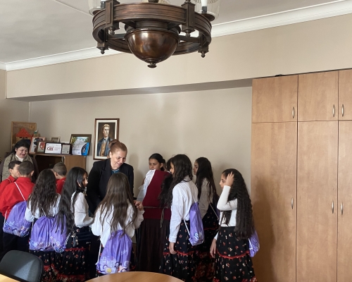 Изпълнителният директор на Агенцията за социално подпомагане д-р Надя Танева посрещна малките ученици от Самоков за Василица